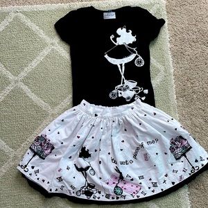 Fiveloaves two fish Alice in Wonderland. Size M